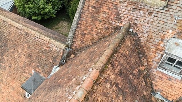 Roof with slipped tiles and moss